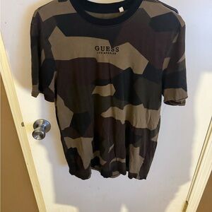 Camouflage GUESS men’s shirt.
